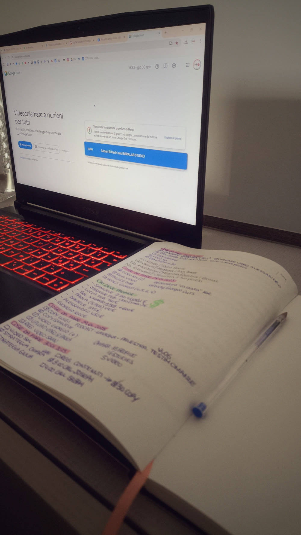 Un quaderno di appunti accanto al computer