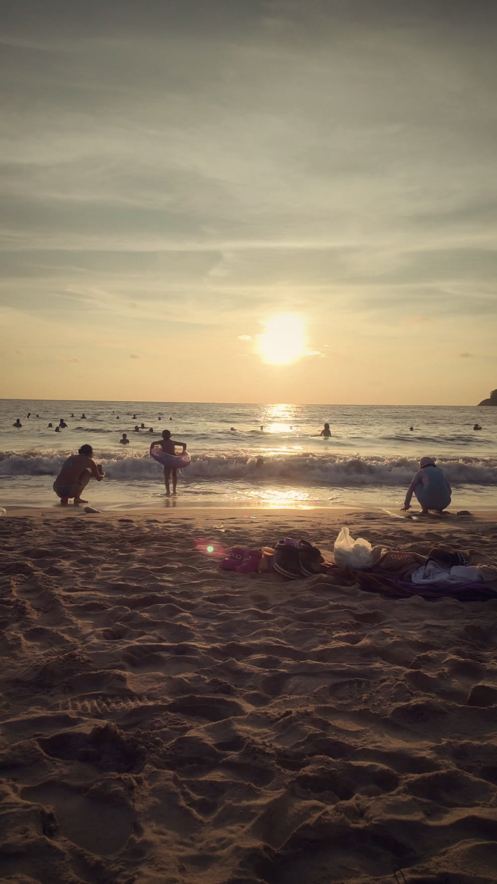 Il sole che tramonta sul mare